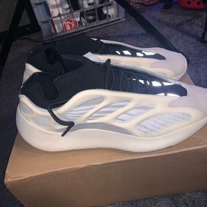 yeezy 700 v3 AZAEL size 11.5